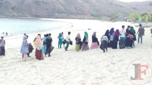 Read more about the article Mendukung Program Pemerintah NTB Zero Waste, Prodi PGSD UNU NTB Gelar Keakraban Dan Bersih Pantai